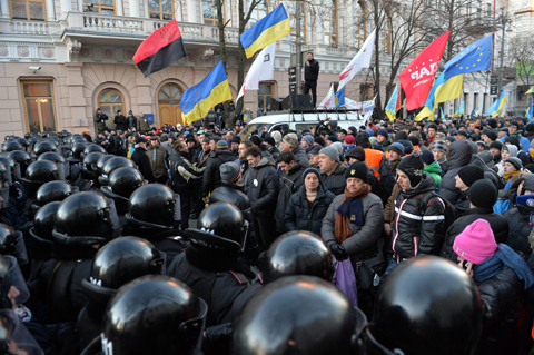  Ukraine điều động hàng trăm binh lính duy trì trật tự ảnh 1